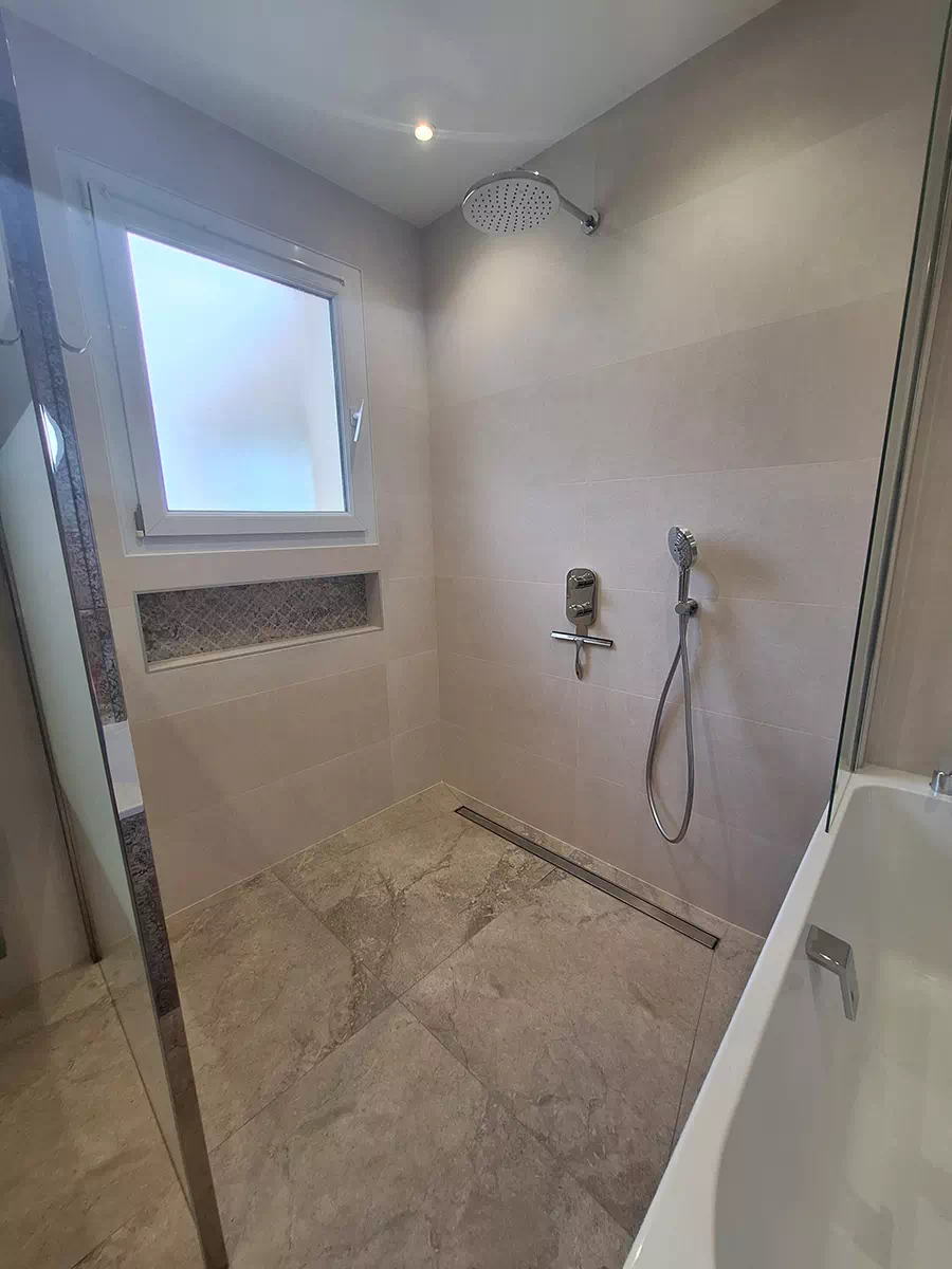 Douche italienne avec caniveau et création d_une niche_ Douche italienne avec caniveau et création d_une niche_